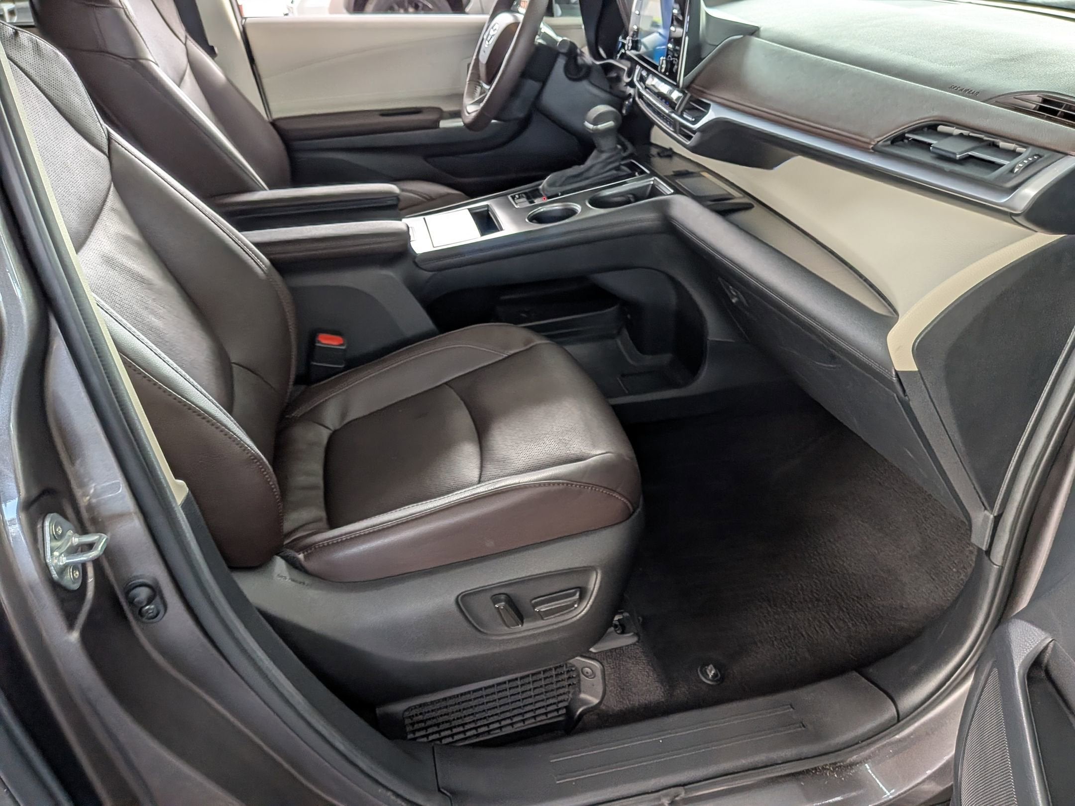 2023 Toyota SIENNA PLATINUM Platinum