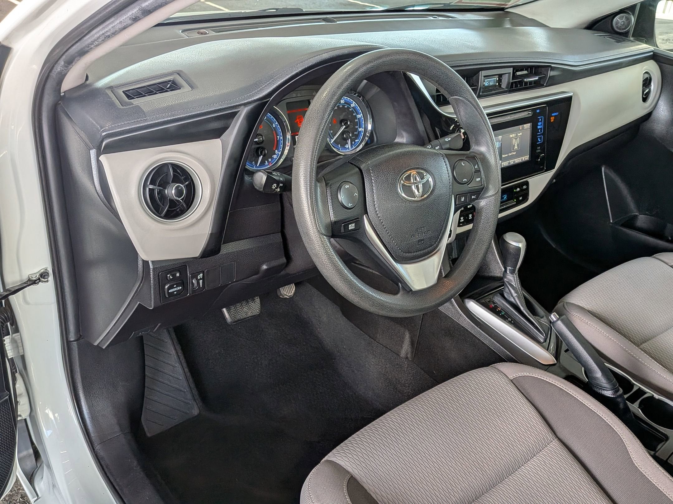 2018 Toyota COROLLA WHITE