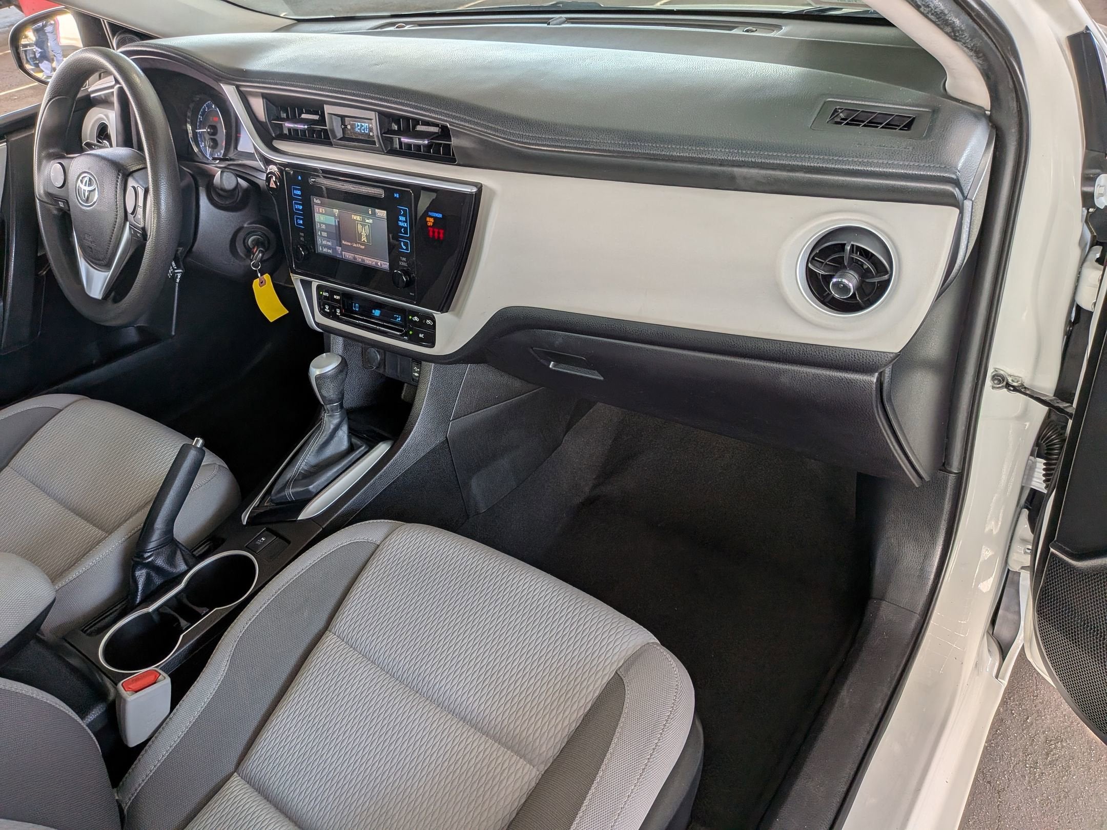 2018 Toyota COROLLA WHITE